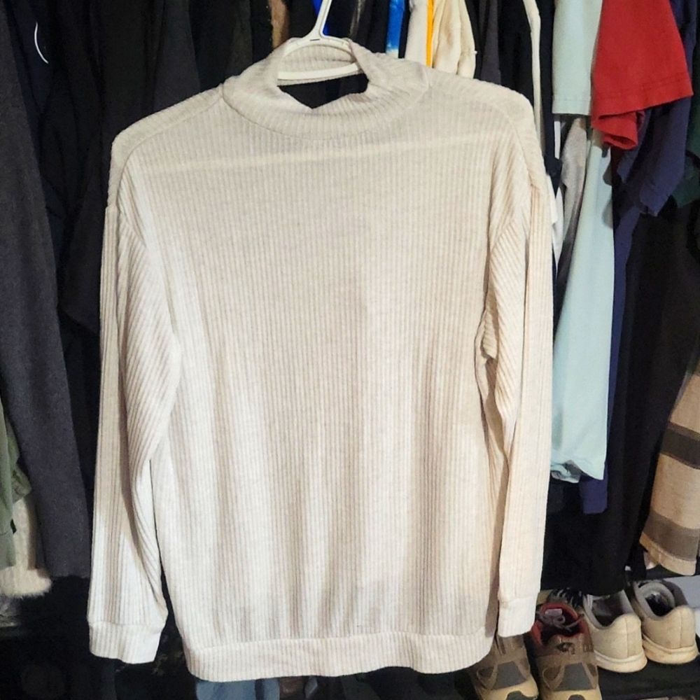 Long sleeve blouse, open back. Choker neck